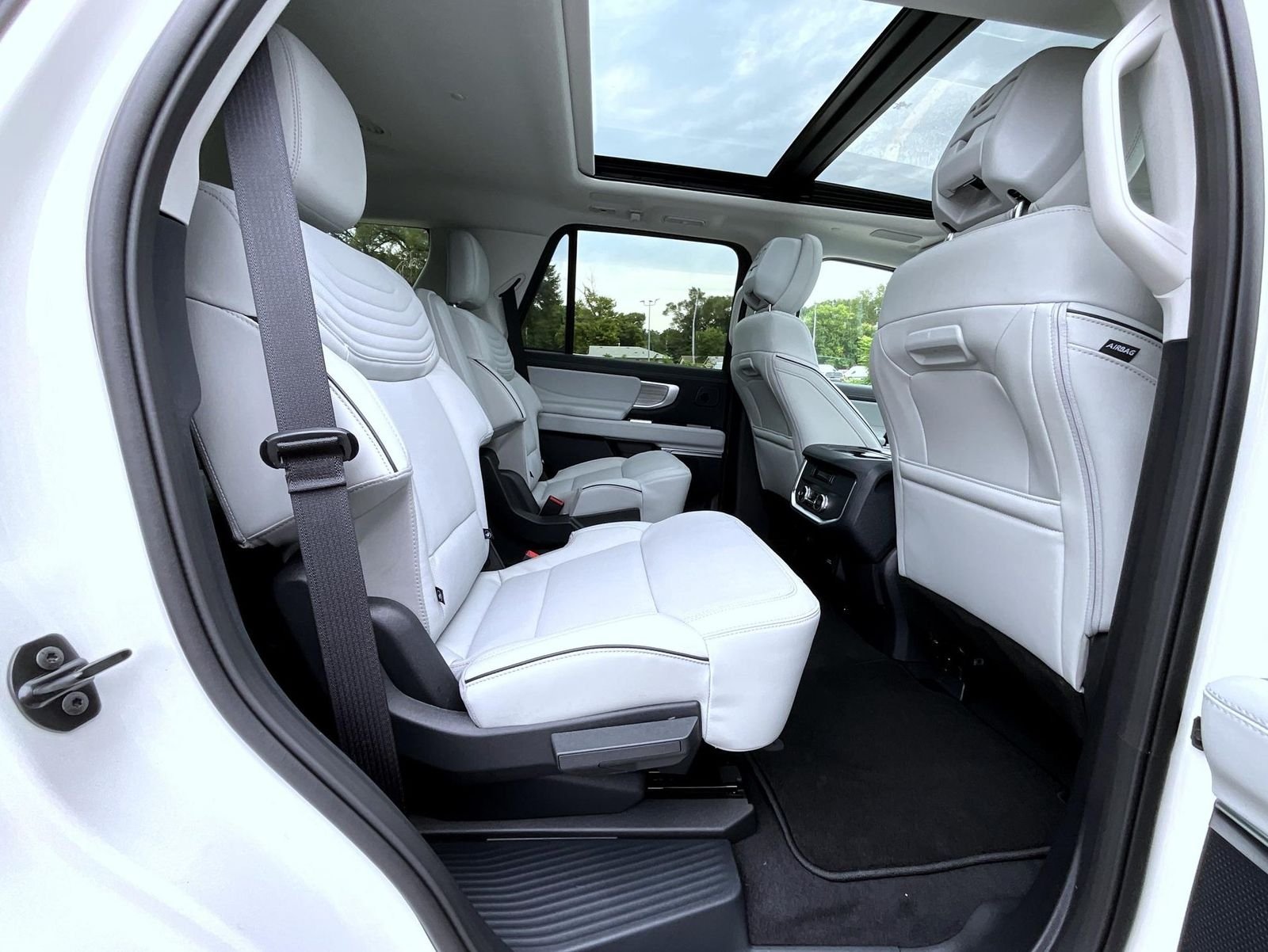 New 2027 Star White Metallic Tri-Coat Ford Platinum image 23