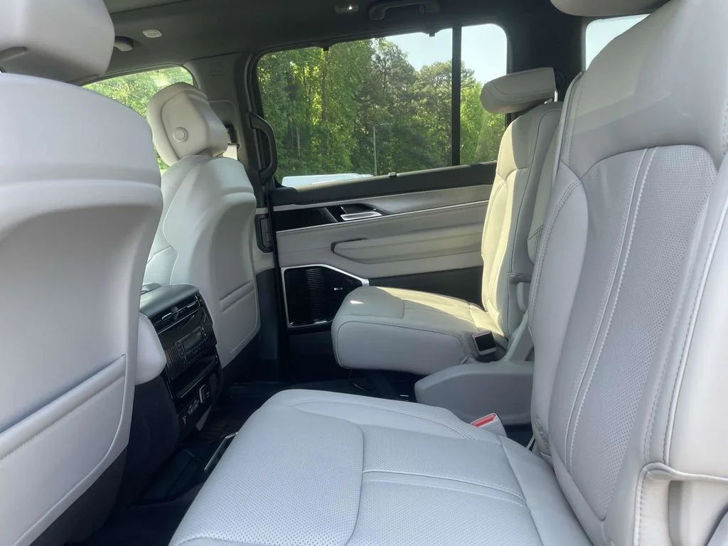 New 2026 Bright White Clear-Coat Exterior Paint Jeep Limited Reserve image 20
