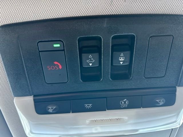 Used 2022 Gold Nissan SL image 34