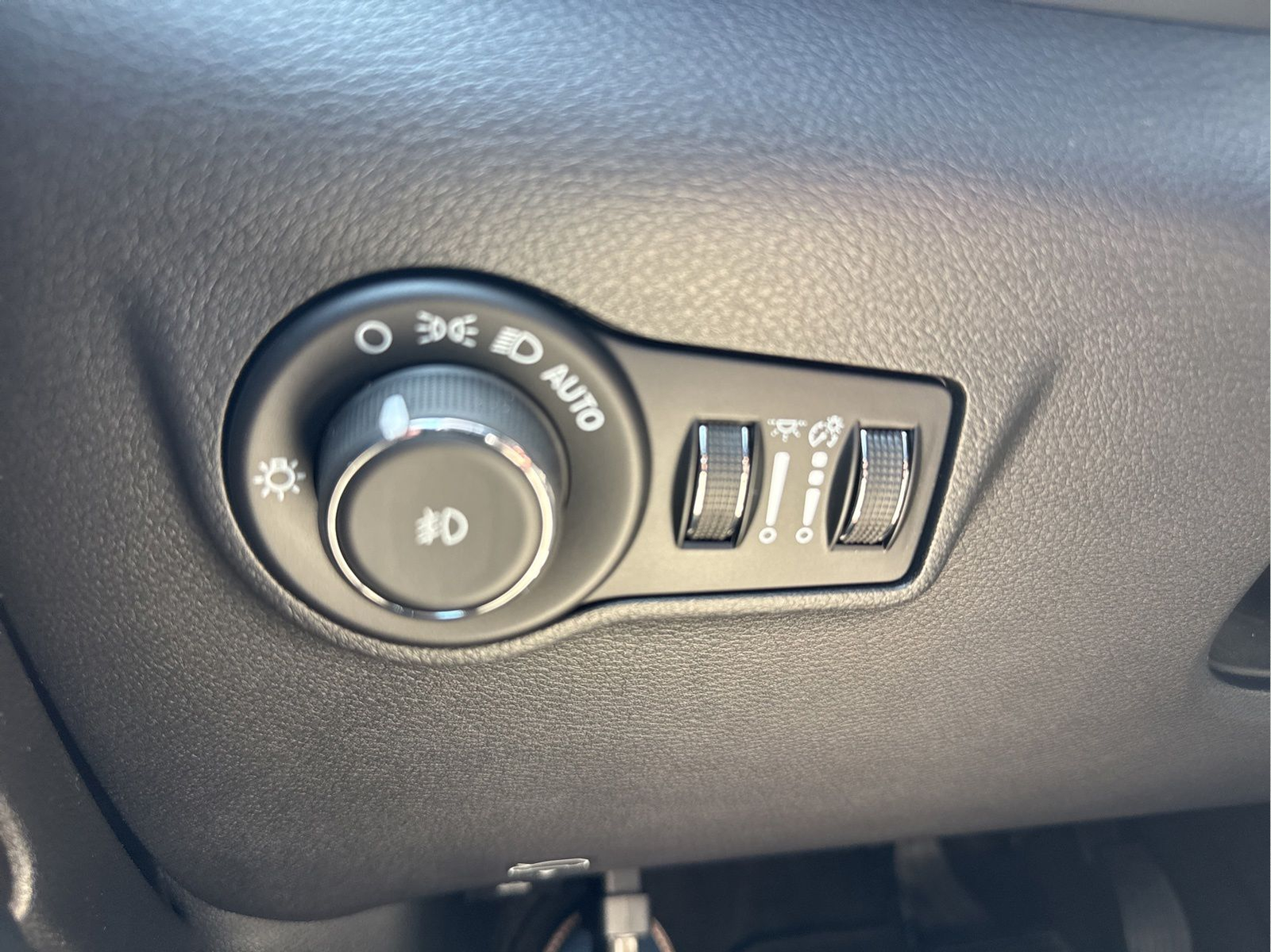 New 2026 Bright White Clearcoat Jeep Latitude image 32