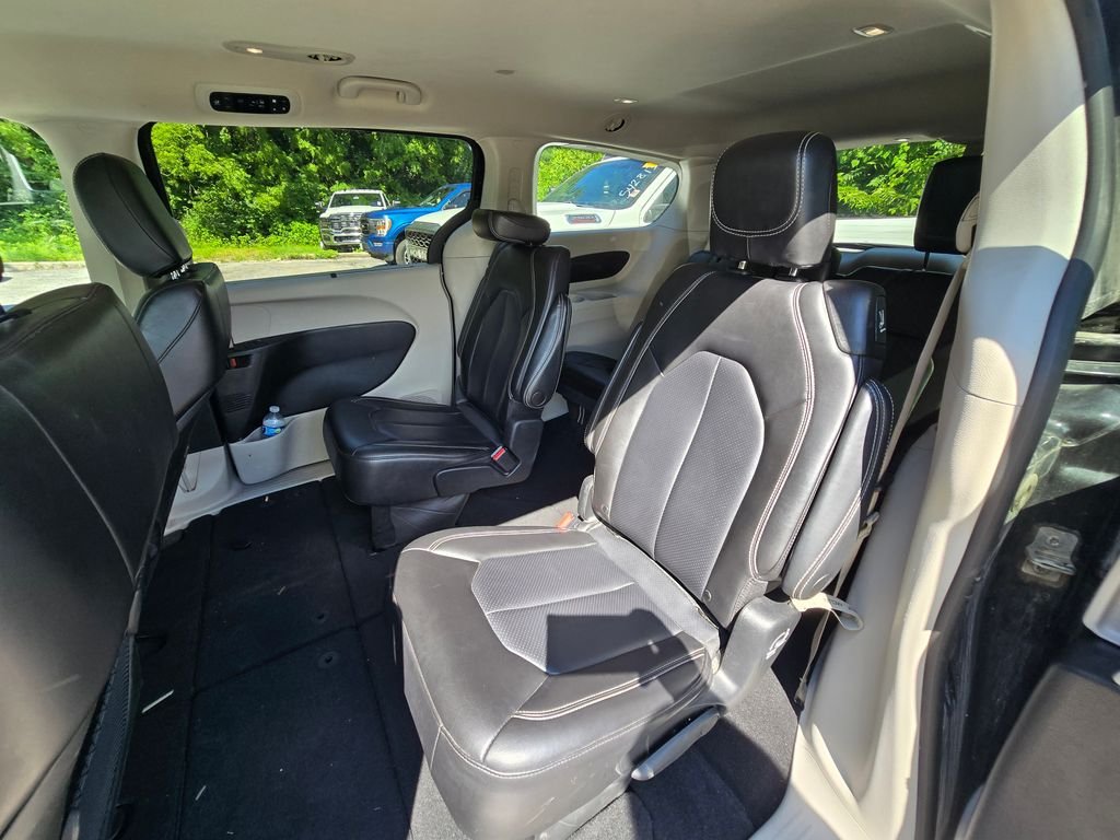Used 2023 Black Chrysler Touring L image 15