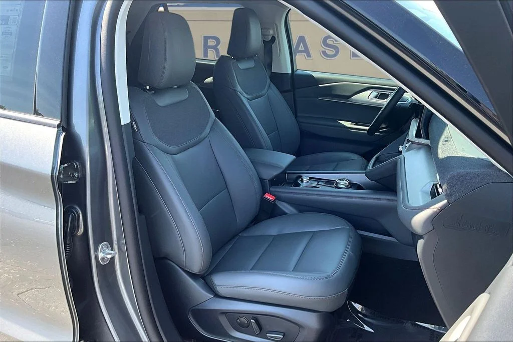 New 2026 Carbonized Gray Metallic Ford Active image 11