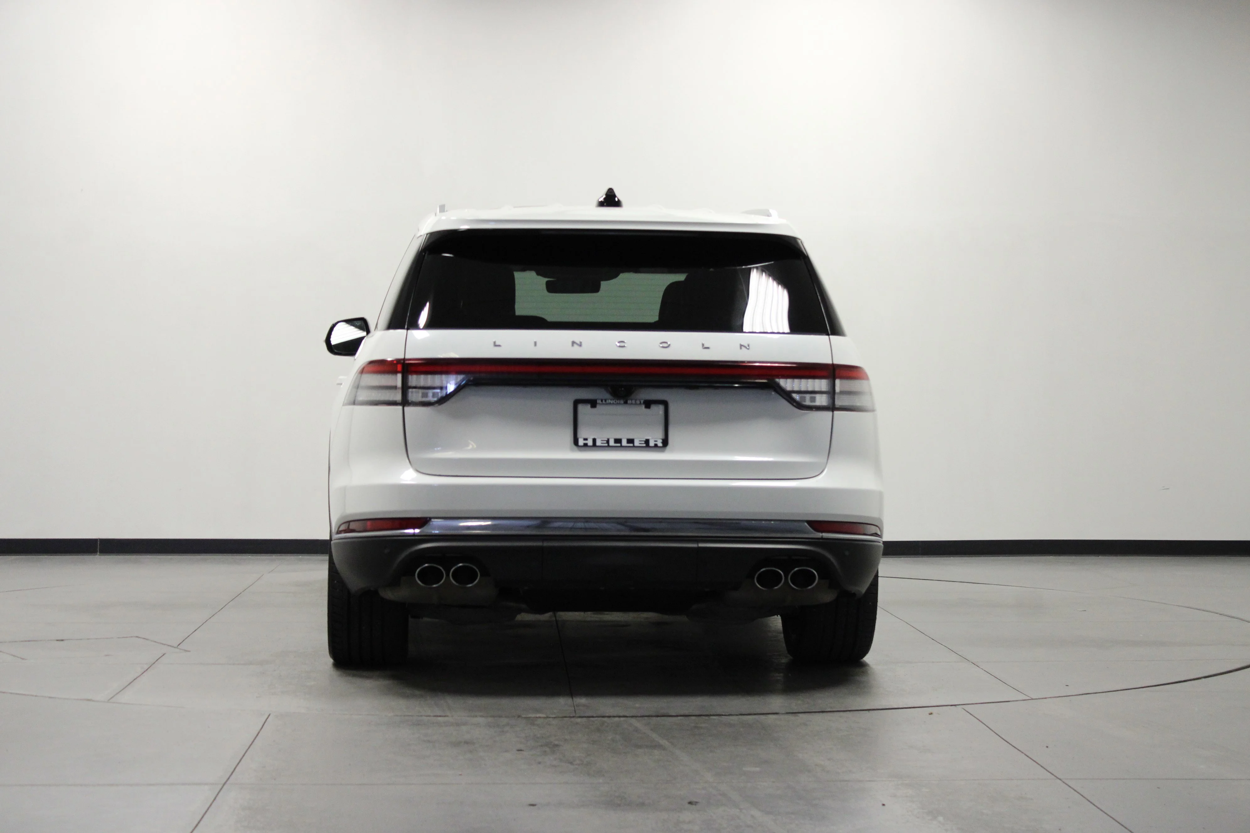 Used 2025 White Metallic Lincoln Reserve image 5