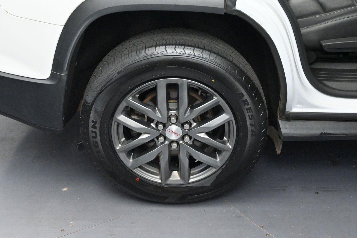 Used 2019 Summit White GMC SLT image 36