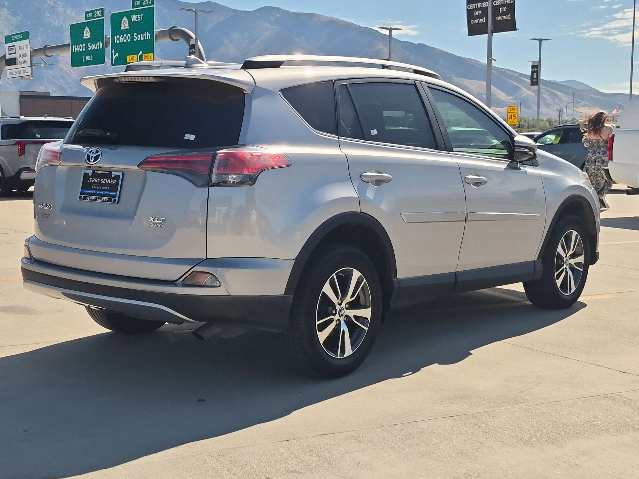 Used 2018 Silver Sky Metallic Toyota XLE image 5