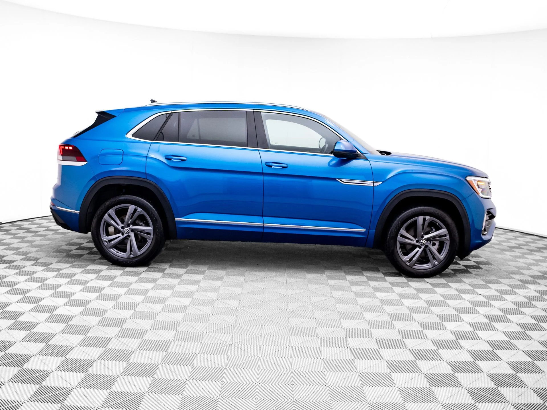 Used 2024 Blue Volkswagen 2.0T SEL R-Line image 6