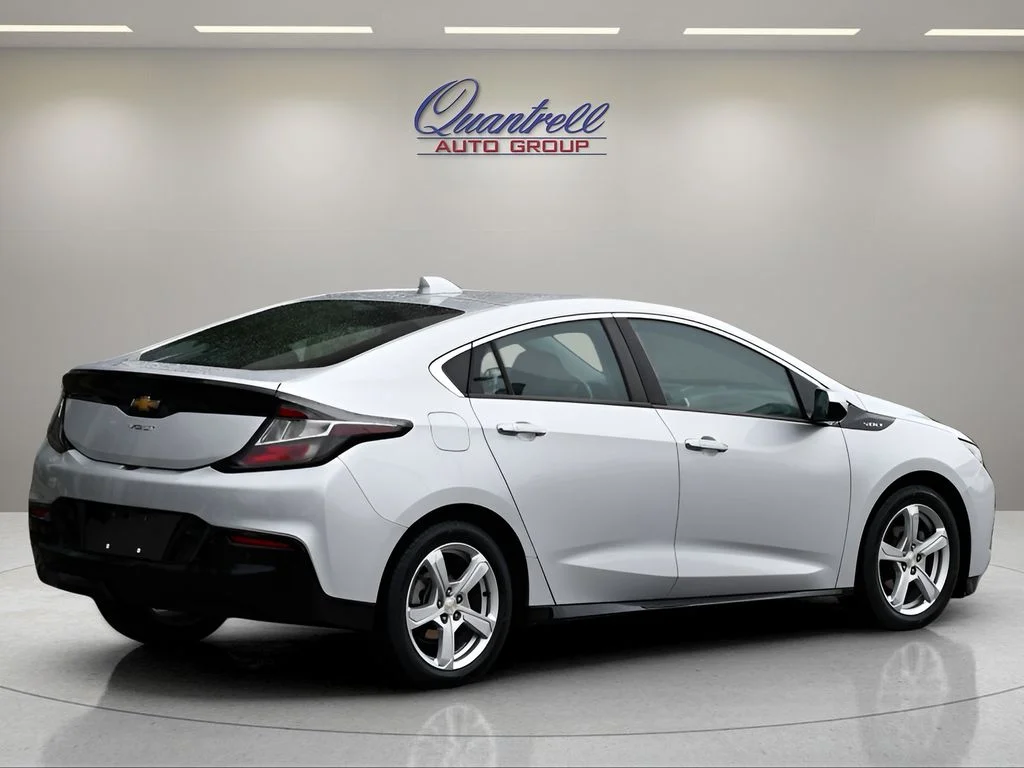 Used 2018 Silver Ice Metallic Chevrolet LT image 4