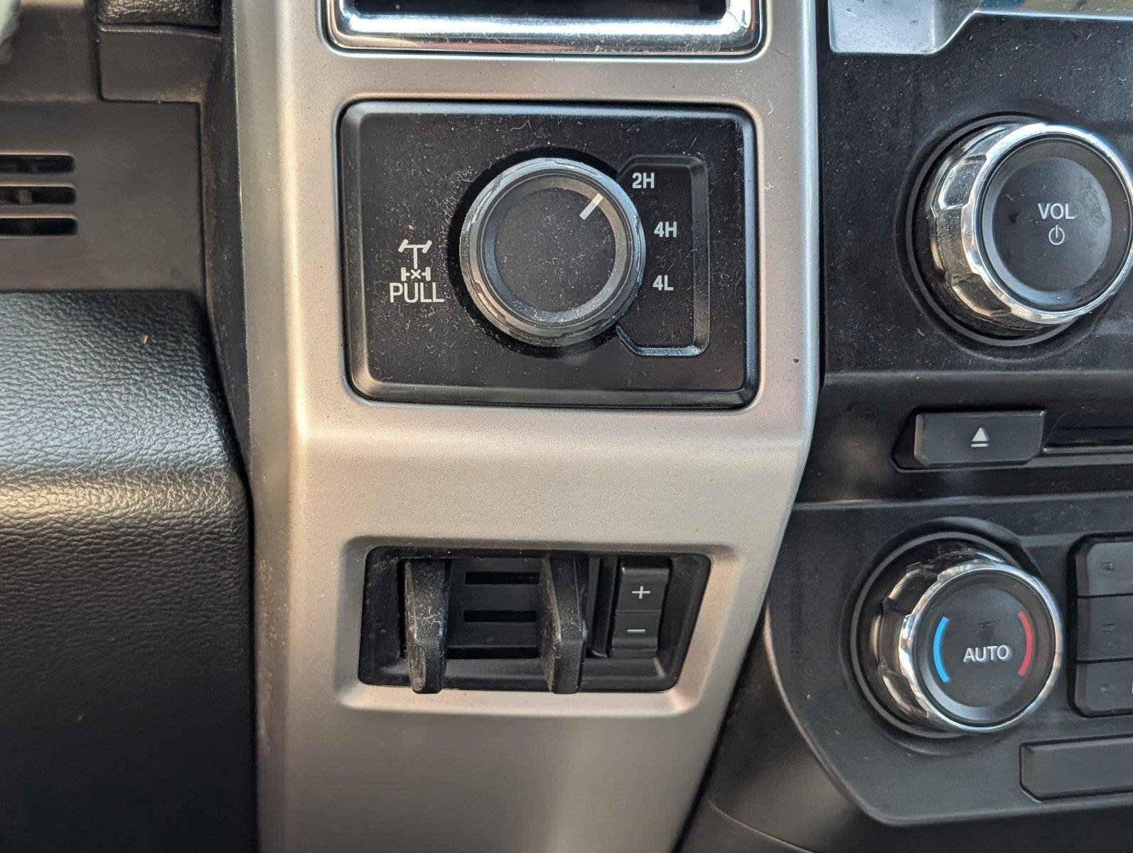 Used 2017 White Platinum Metallic Tri-Coat Ford Lariat image 21