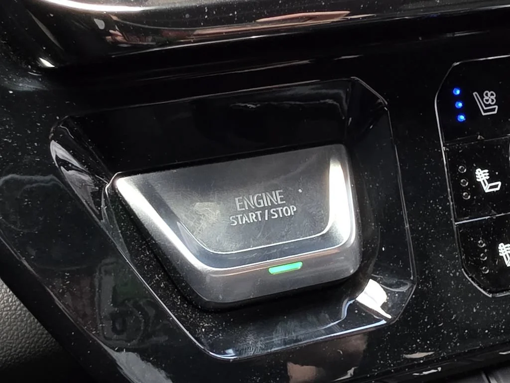 Used 2024 Summit White GMC AT4 image 31