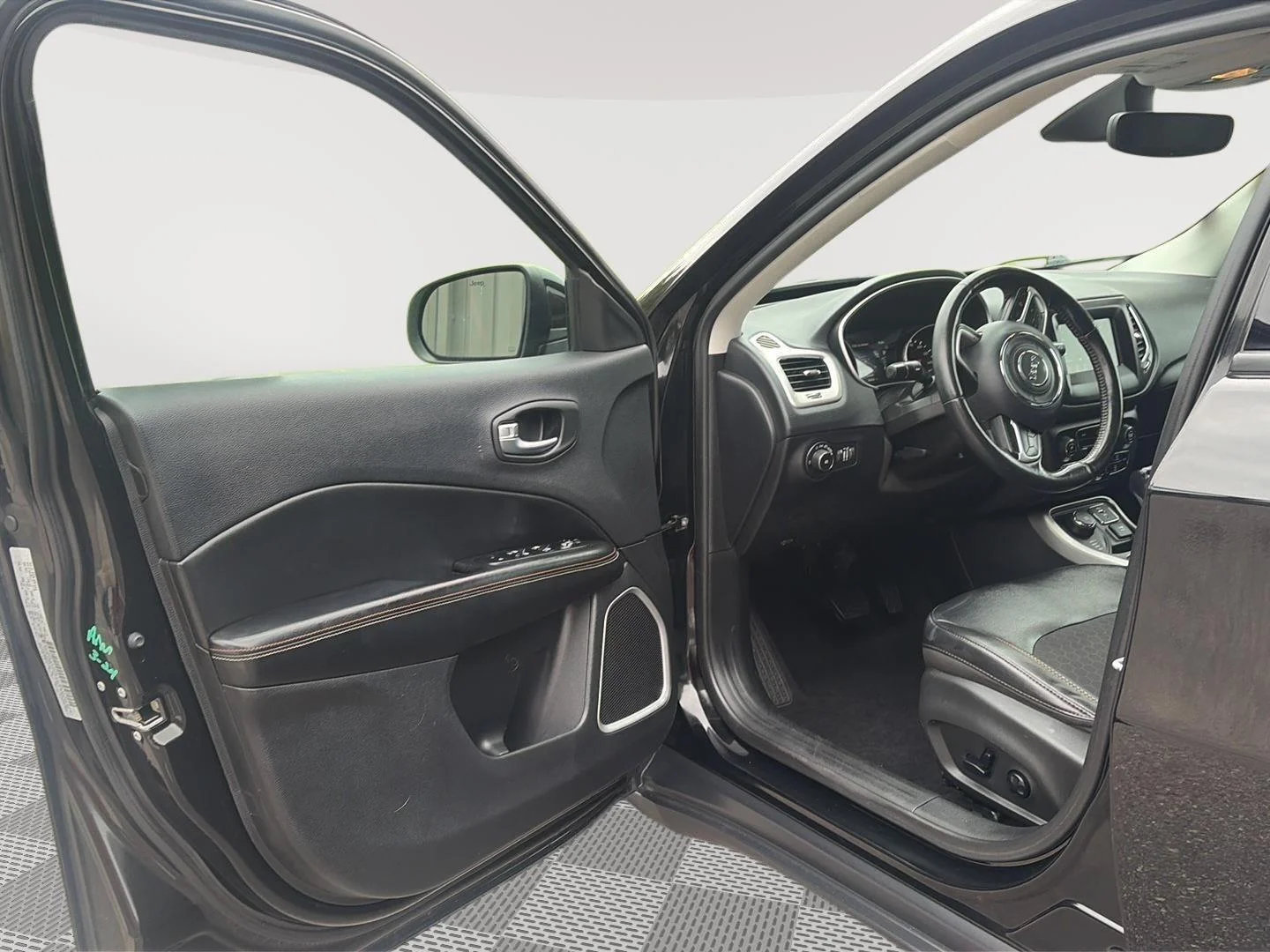 Certified Used 2019 Diamond Black Crystal Pearlcoat Jeep Latitude image 14