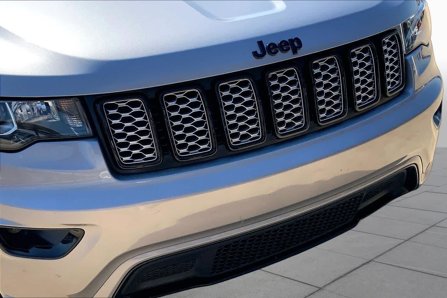 Used 2020 Billet Silver Metallic Clearcoat Jeep Altitude image 28