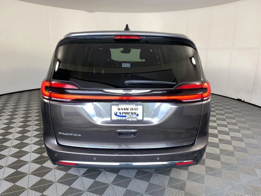 Used 2023 Crystal Metallic Chrysler Touring L image 16