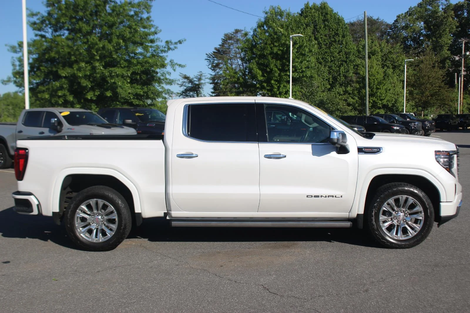 Used 2025 White Frost Tricoat GMC Denali image 8