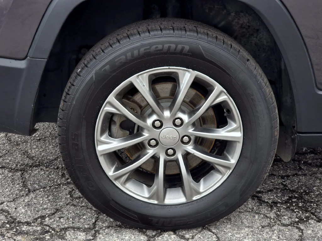 Used 2019 Gray Jeep Latitude Plus image 21