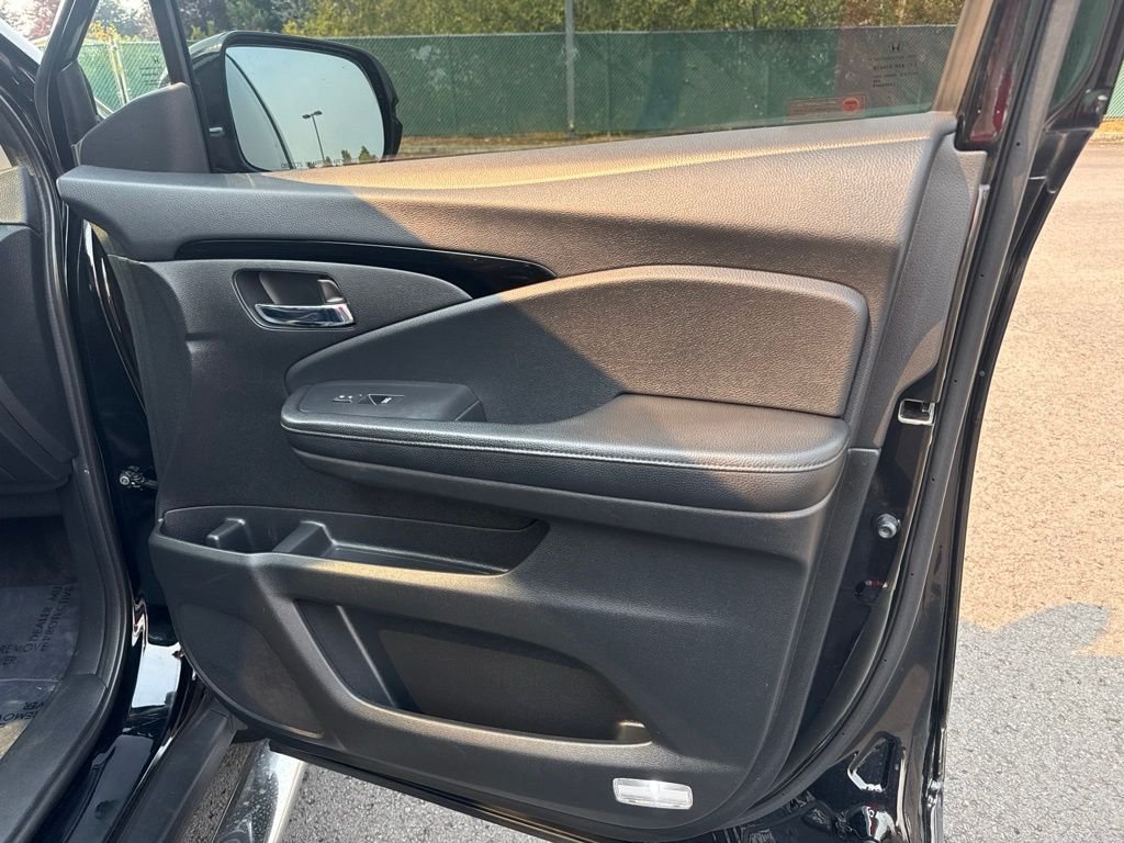 Used 2017 Crystal Black Pearl Honda Touring image 27