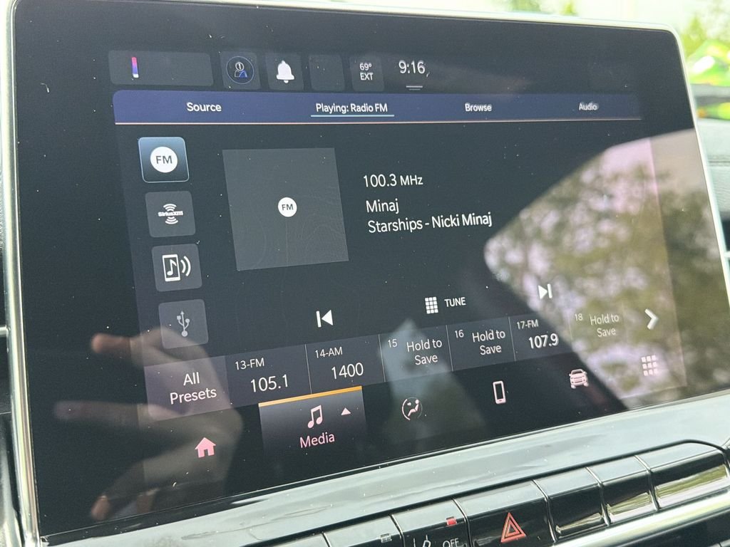 Used 2024  Jeep Latitude image 12