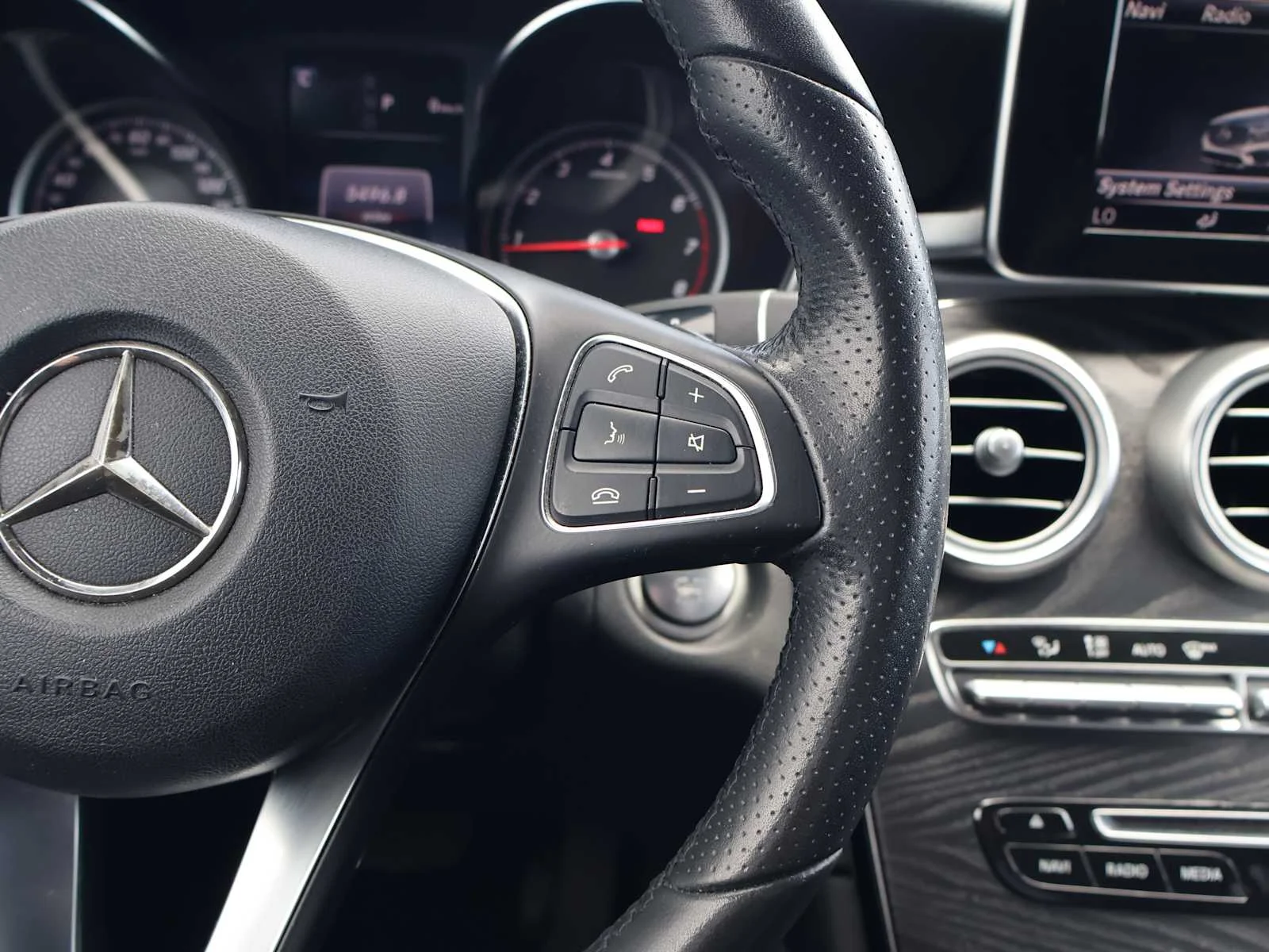 Used 2018 Black Mercedes-Benz GLC 300 image 25