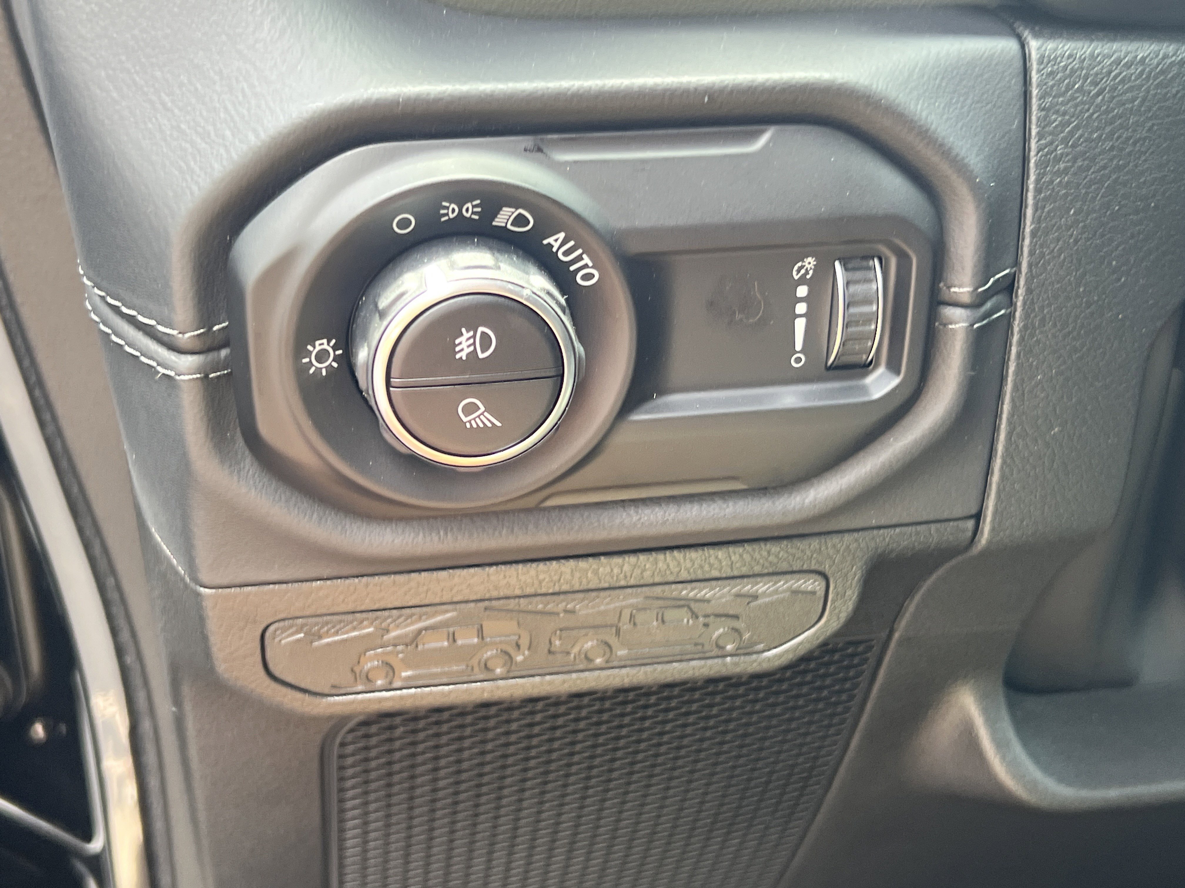 New 2026 Black Clear-Coat Exterior Paint Jeep Mojave X image 28