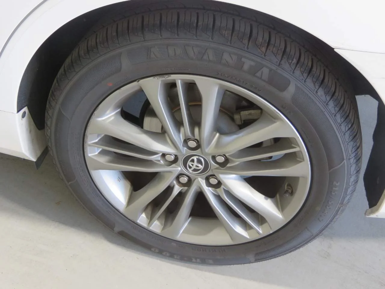 Used 2016 Super White Toyota XLE image 9