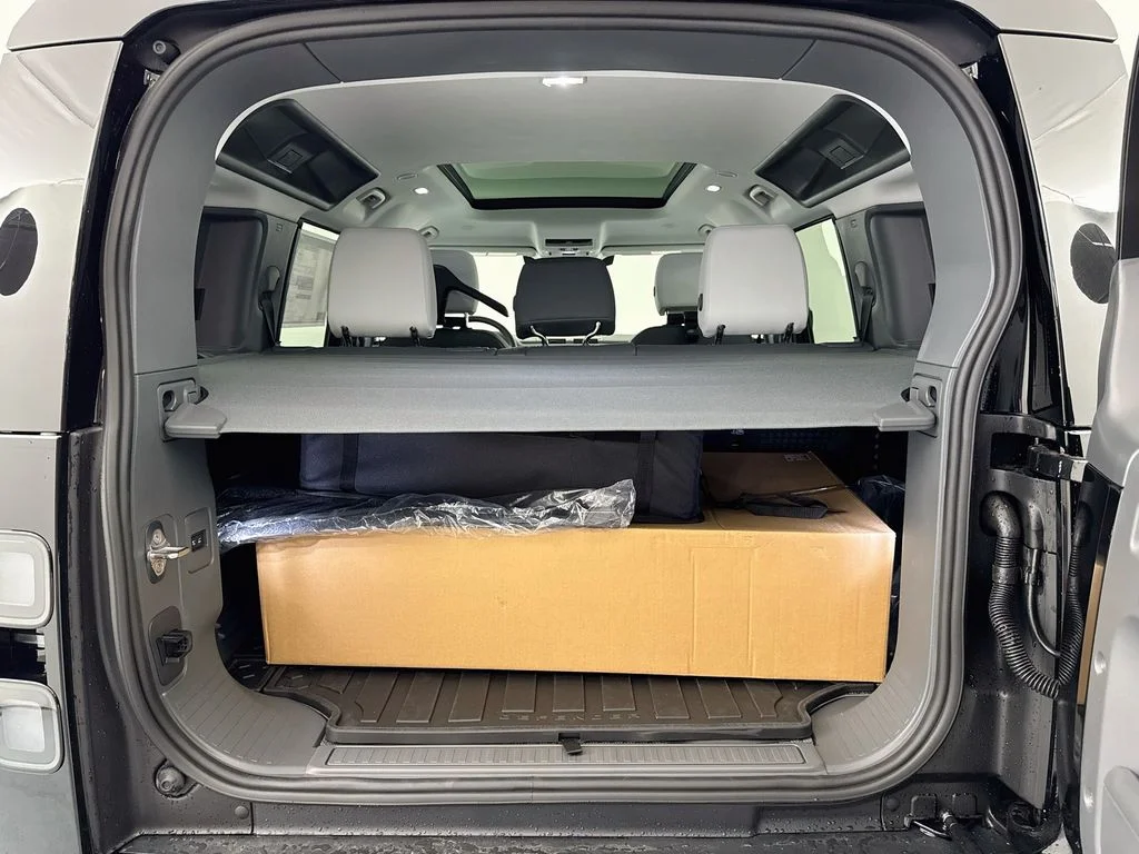 New 2026 Santorini Black Land Rover S image 28