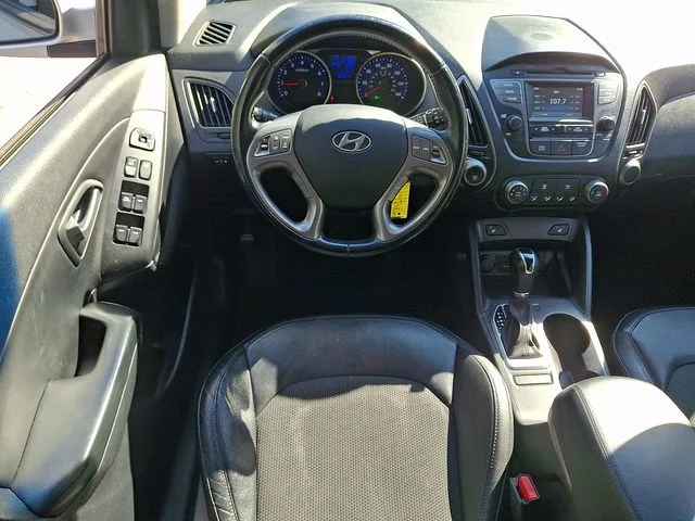 Used 2015 Silver Hyundai SE image 17