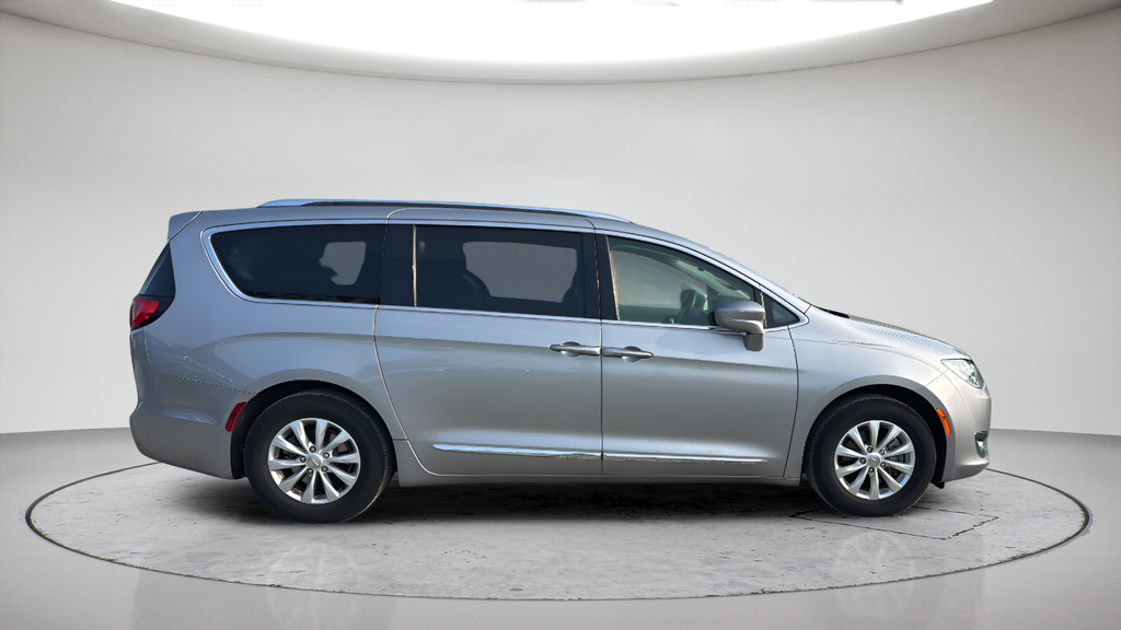 Used 2018 Silver Chrysler Touring L image 3