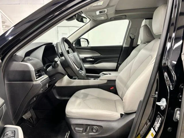 Used 2025 MIDNIGHT BLACK METALLIC Toyota  image 16