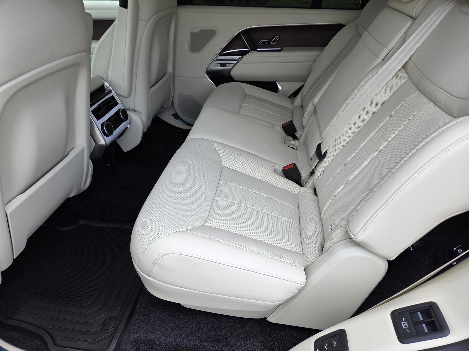 New 2026 Ostuni Pearl White LAND ROVER SE 7 Seats image 33