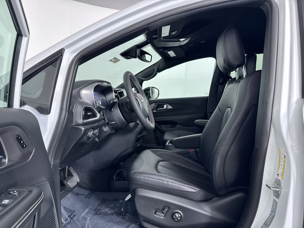 New 2026 Bright White Clear-Coat Exterior Paint Chrysler Select image 7