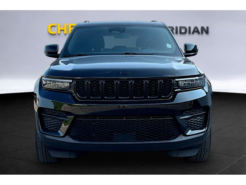 Used 2025  Jeep Altitude image 3