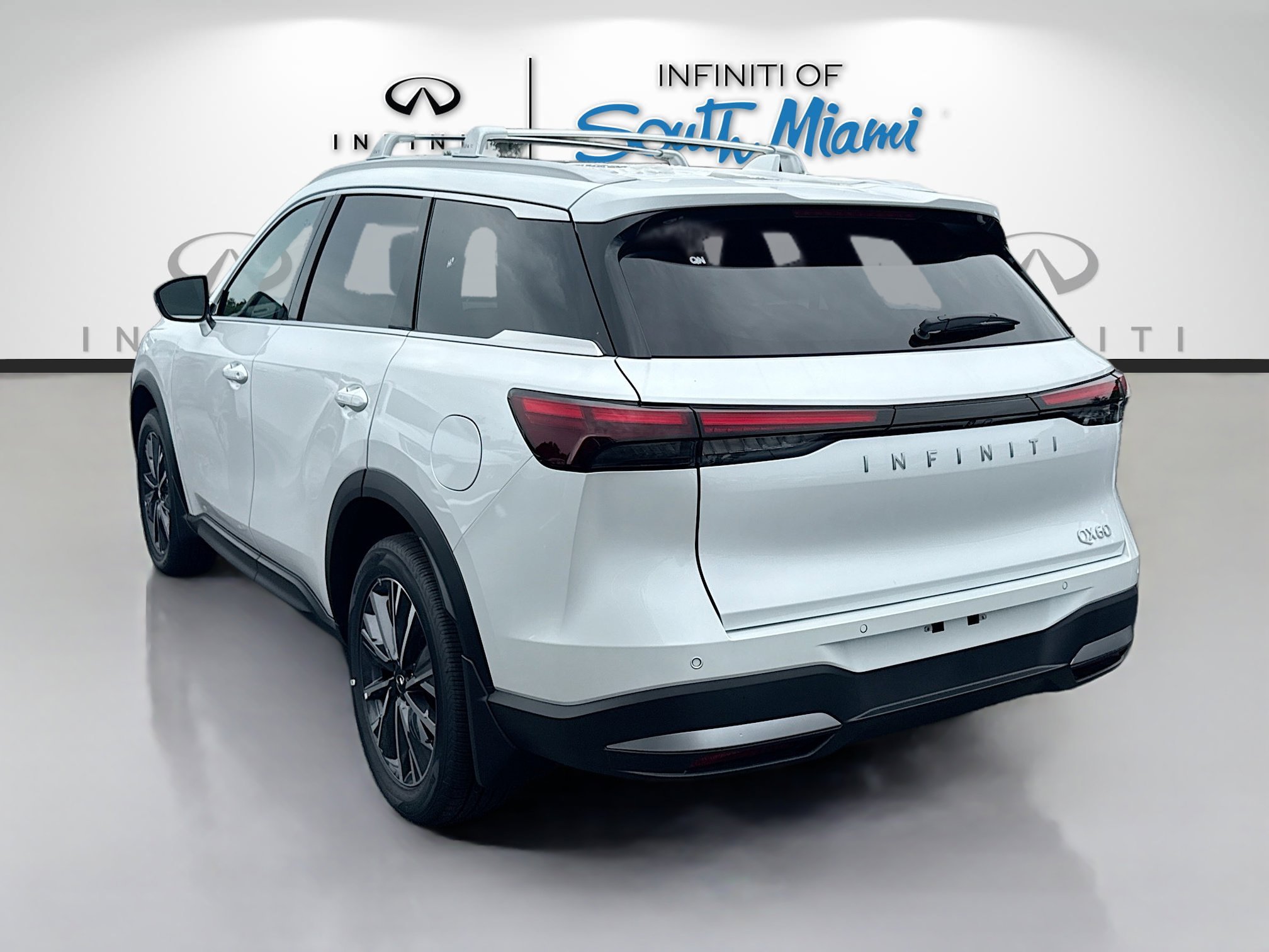 New 2027 RADIANT WHITE INFINITI Luxe FWD image 5