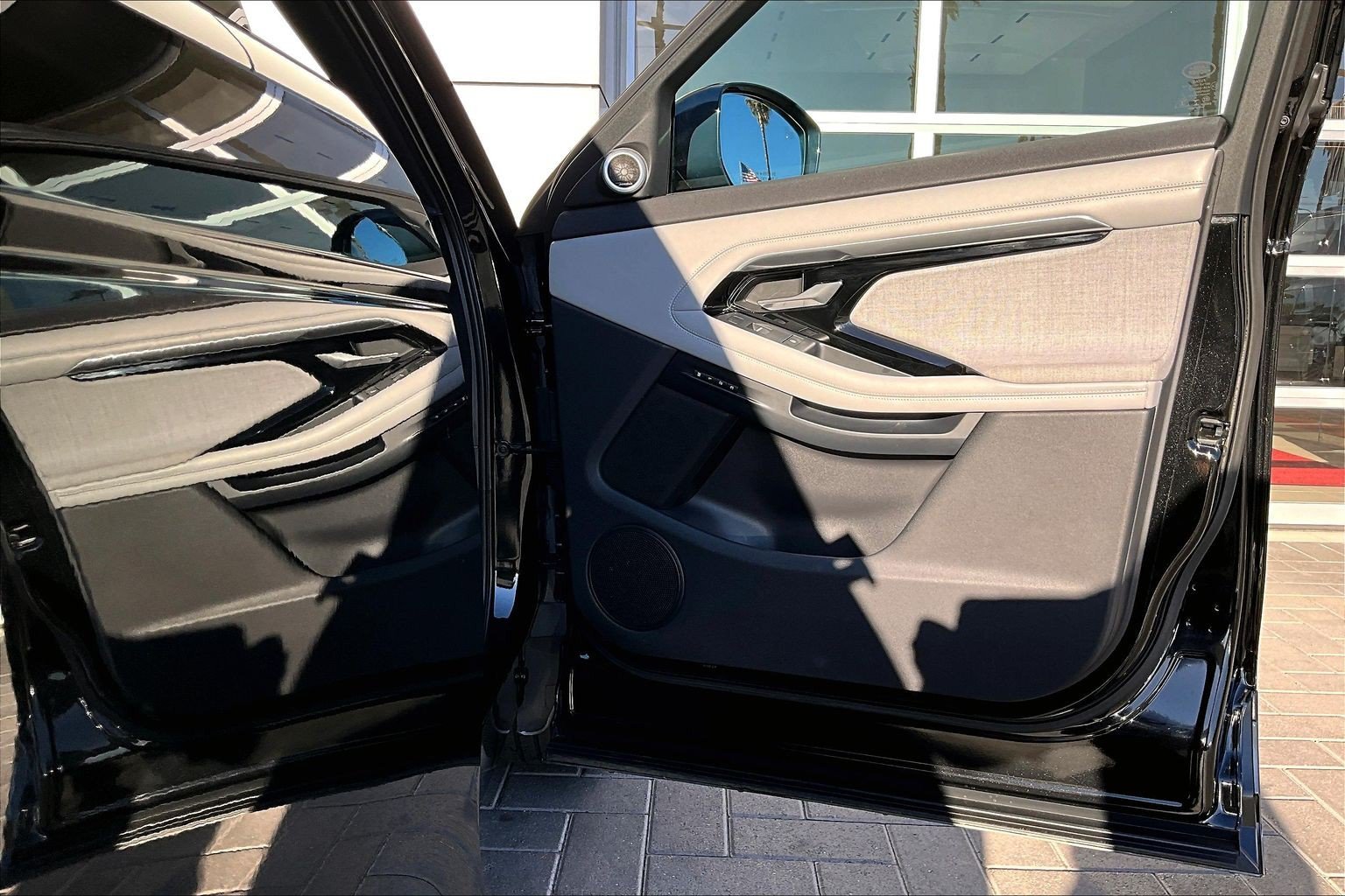 Used 2020 Black Land Rover R-Dynamic HSE image 21