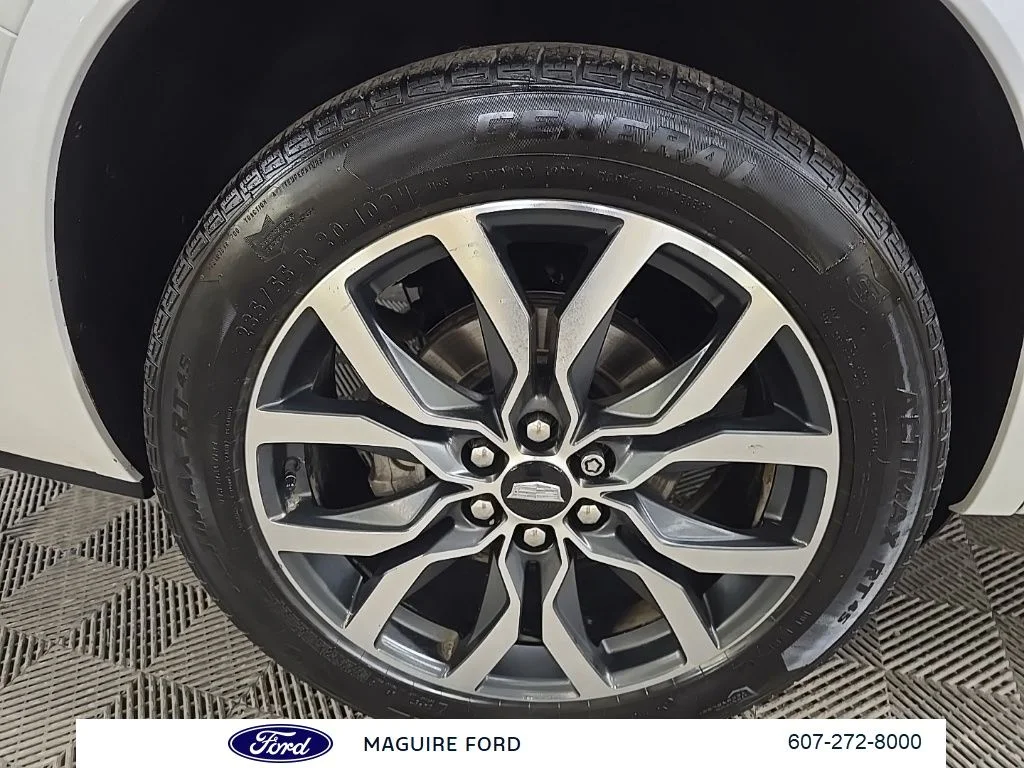 Used 2021 White Cadillac Sport image 17