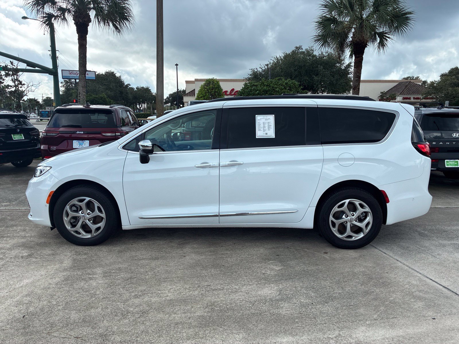 Used 2023 White Chrysler Limited image 2