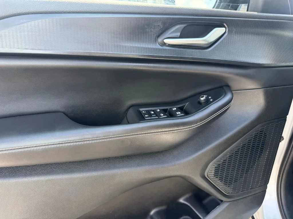 Used 2023 Silver Jeep Altitude X image 5