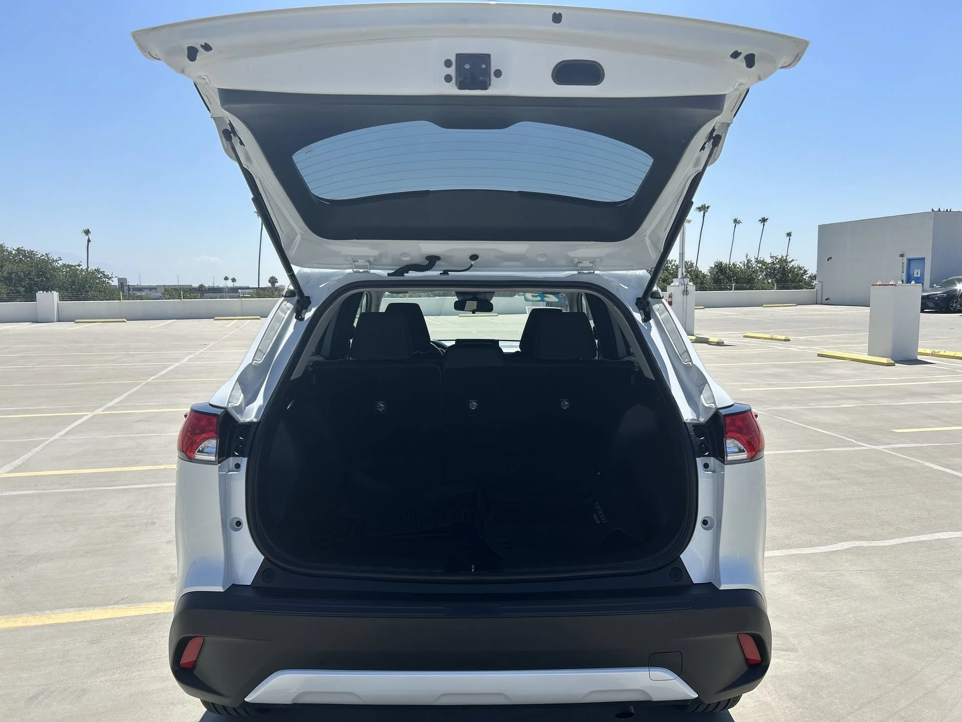Used 2025 Pearl Toyota LE image 20