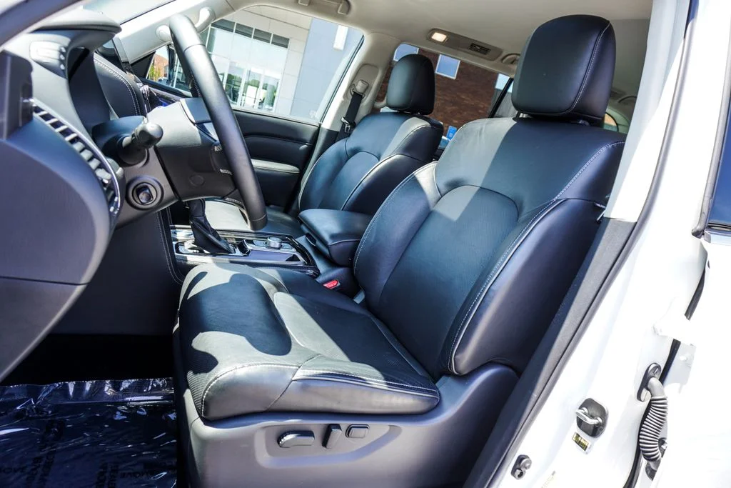 Used 2023 White INFINITI LUXE image 6