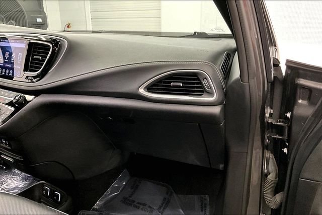 Used 2018 Granite Crystal Metallic Clearcoat Chrysler Limited image 19