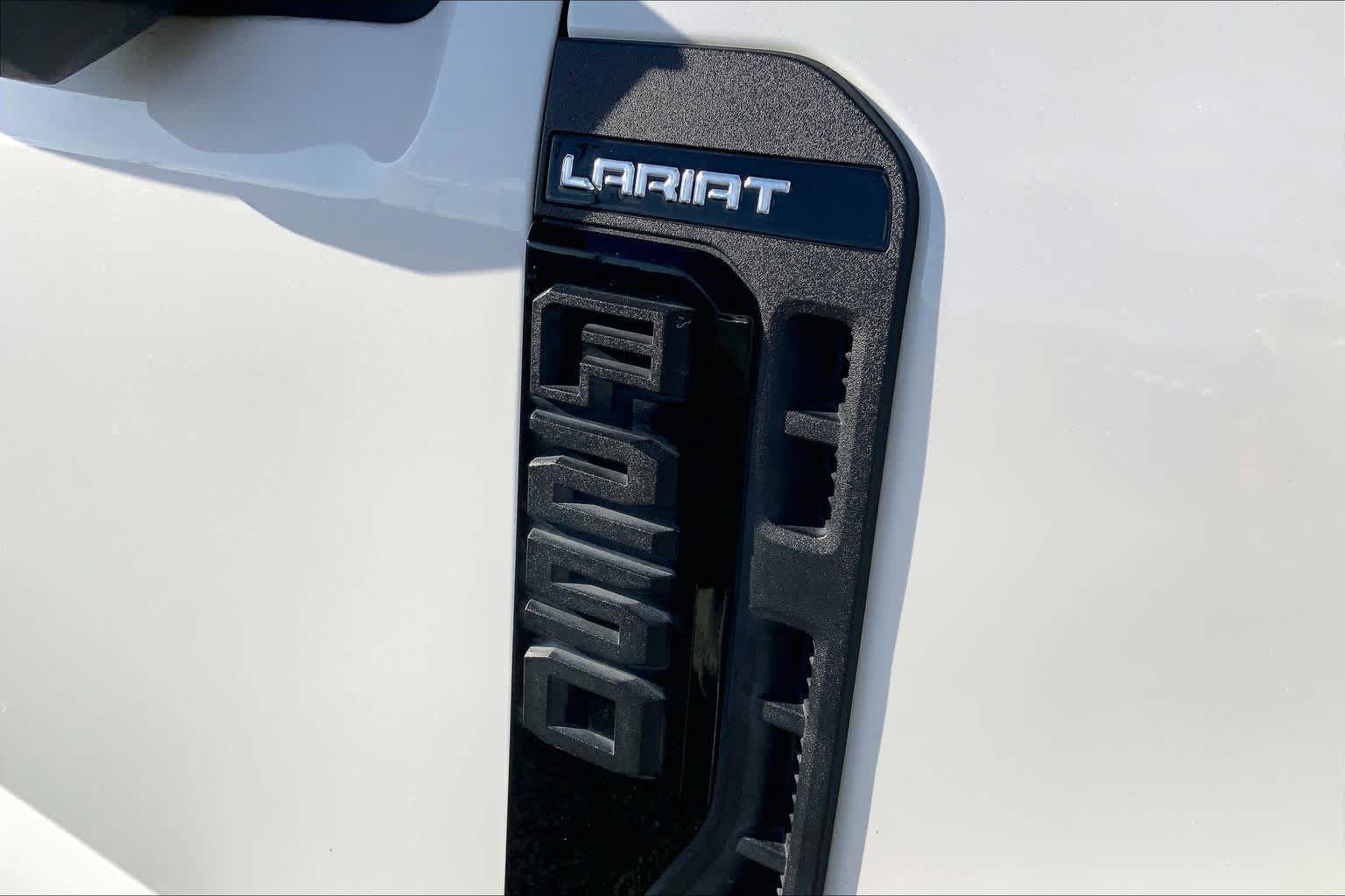 Used 2024 Star White Metallic Tri-Coat Ford F-250 Pickup LARIAT image 30