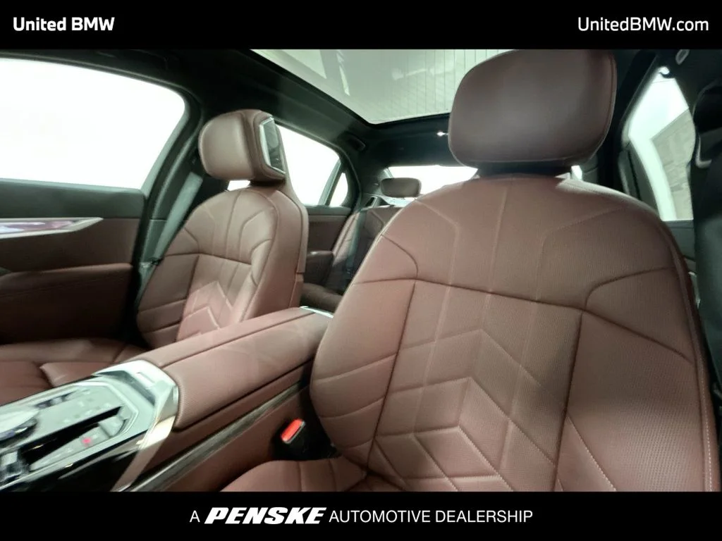 2025 BMW 7 Series 750e - Photo 13