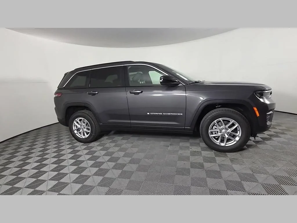 New 2026 Baltic Gray Metallic Clear-Coat Exterior Paint Jeep Laredo image 27
