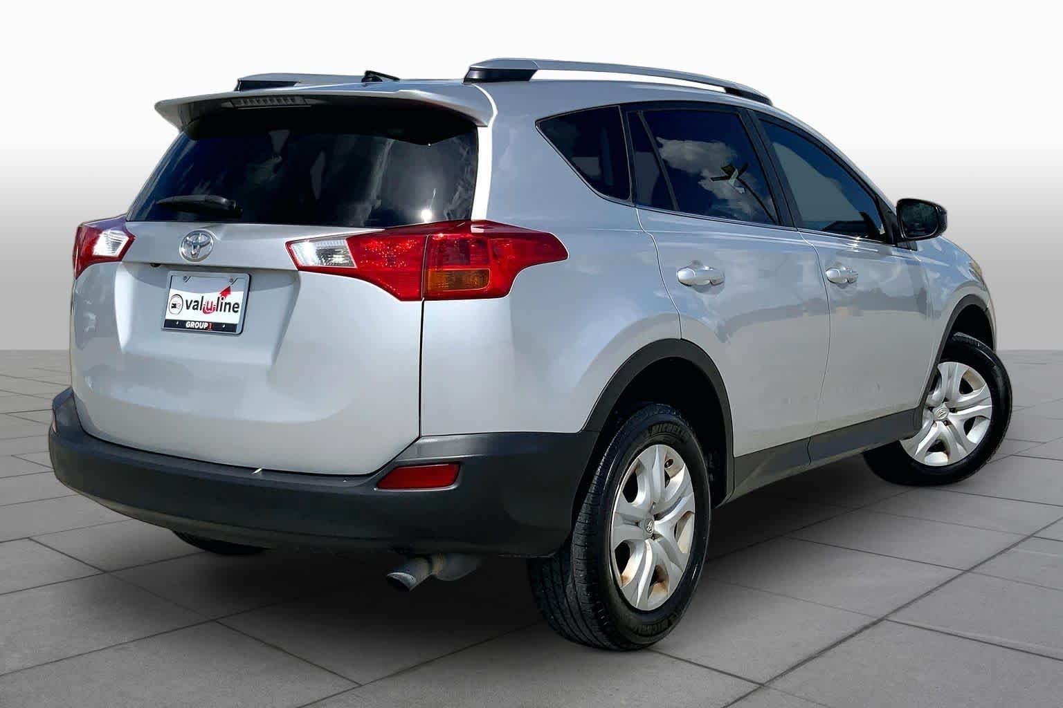 Used 2015 Classic Silver Metallic Toyota LE image 13