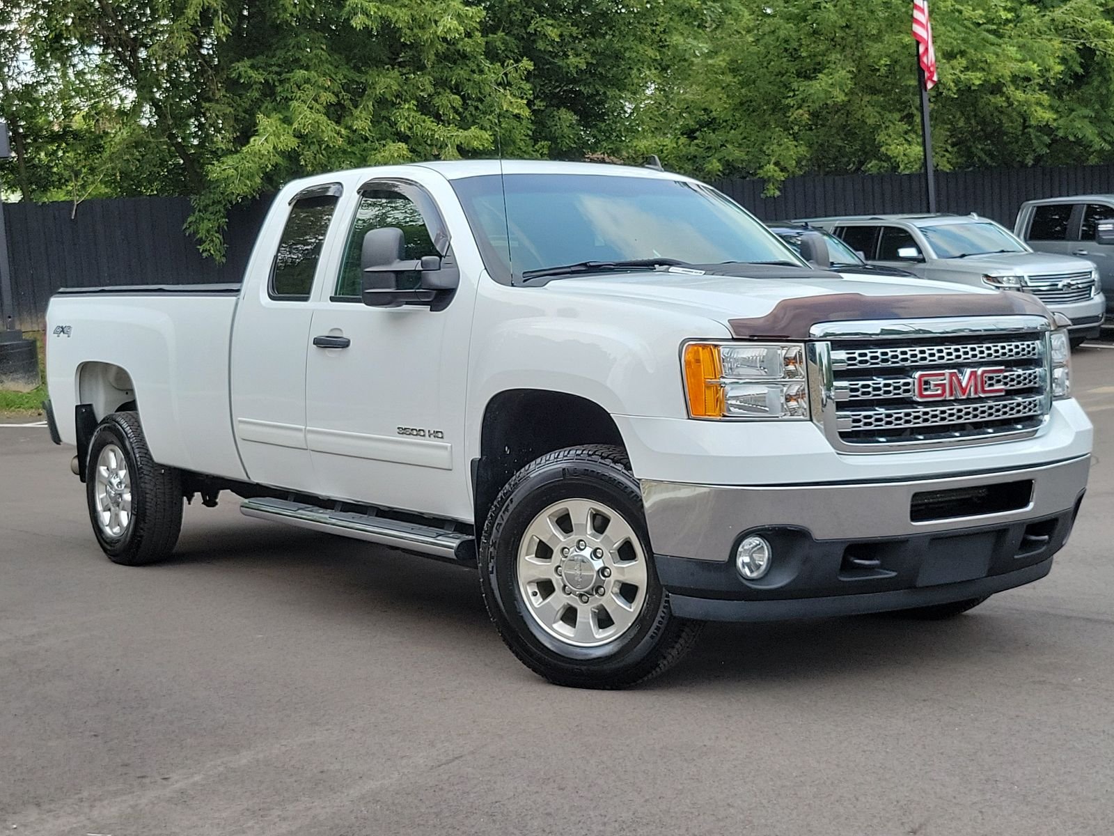 Used 2013 White GMC SLE image 1