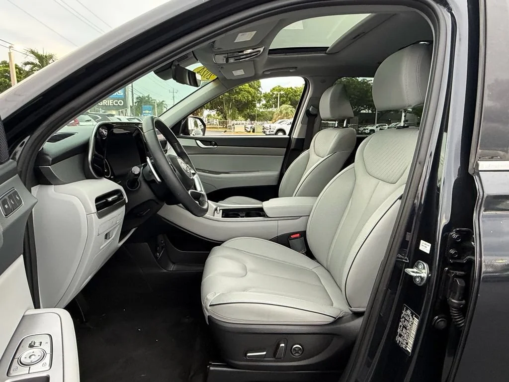Used 2024 Black Hyundai SEL 8P image 9