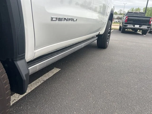 Used 2025 White Frost Tricoat GMC Denali image 12