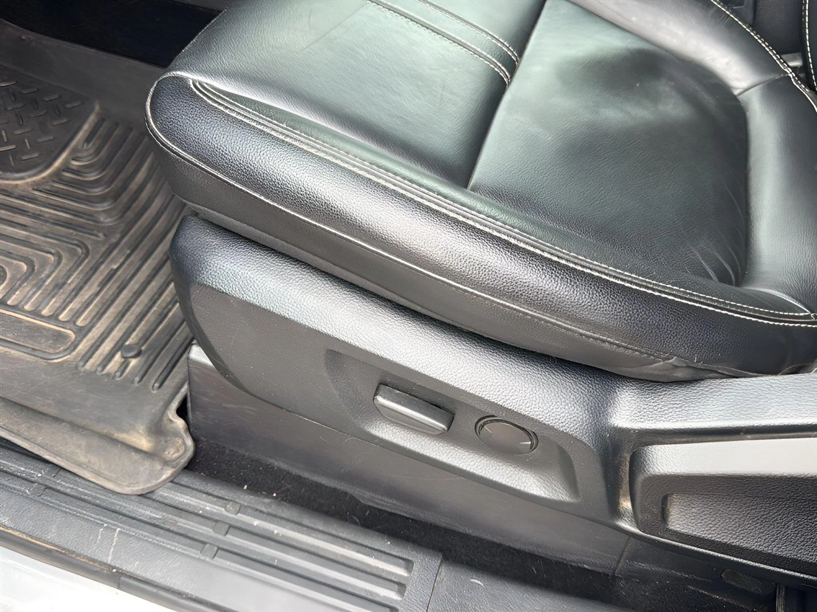 Used 2020 Iconic Silver Ford LARIAT image 10