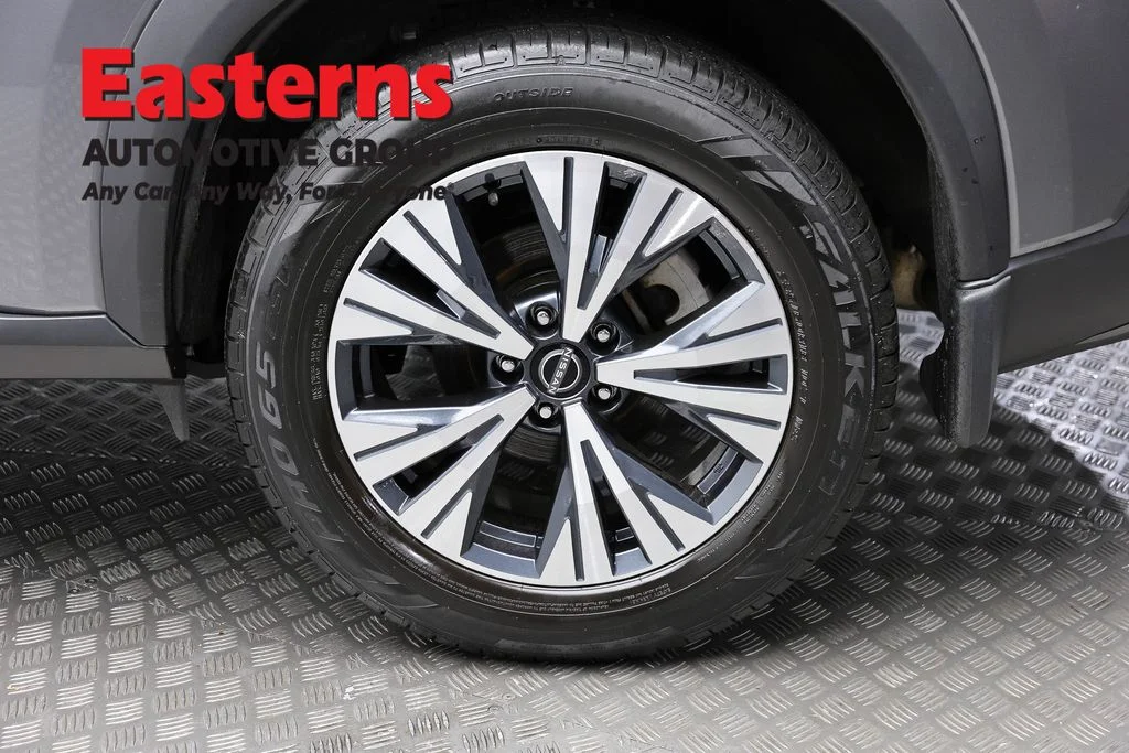 Used 2023 Gray Nissan SV image 8