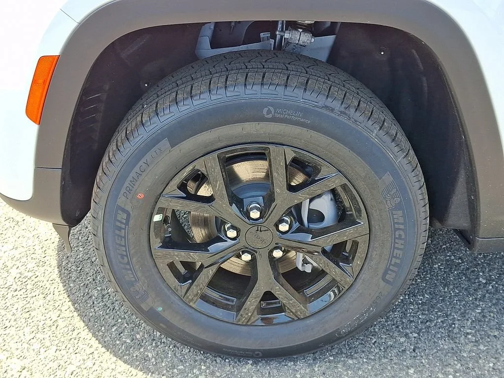 New 2026 Bright White Clearcoat Jeep Laredo Altitude image 19