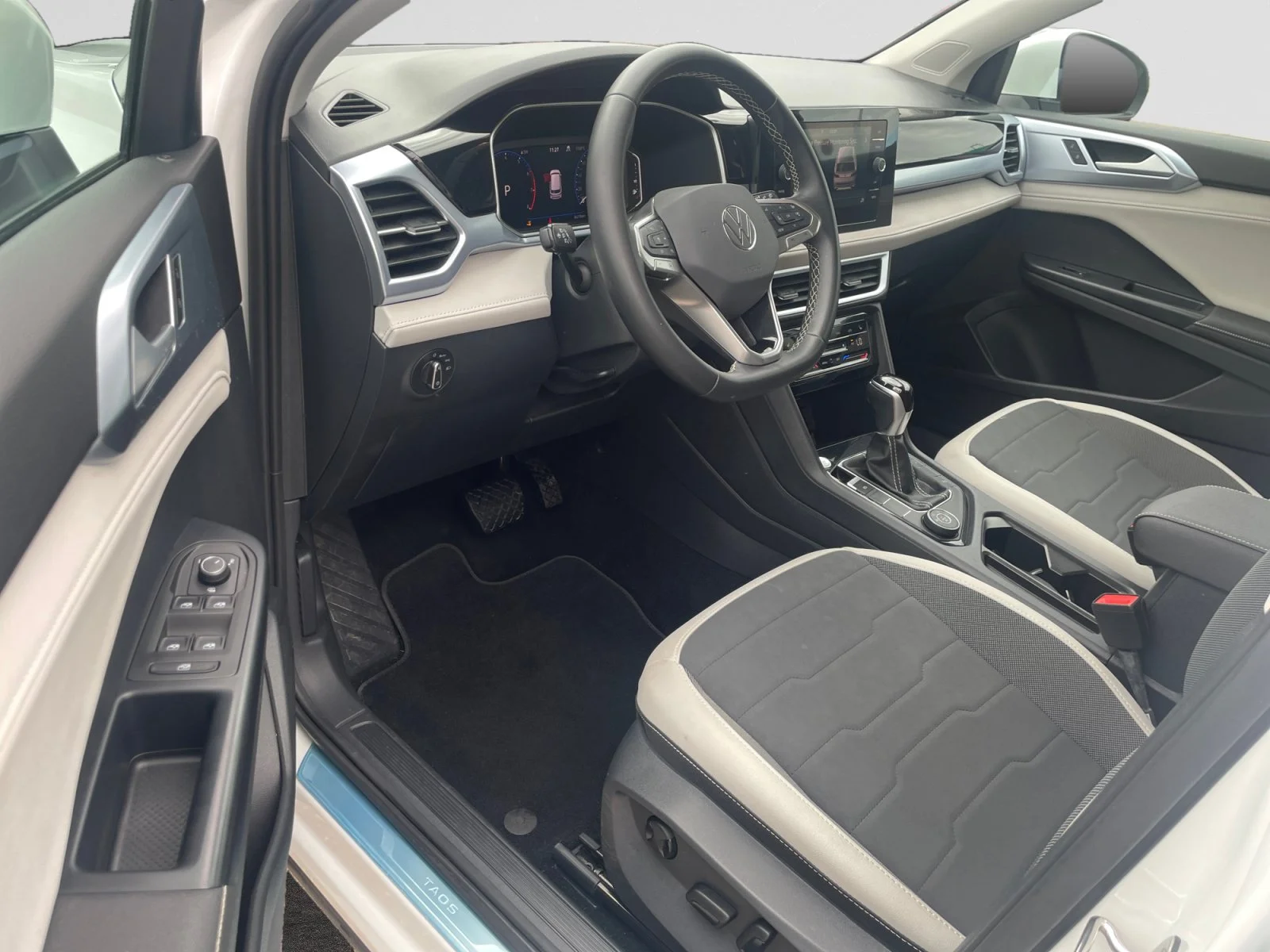 Used 2025 White Volkswagen Comfortline image 12