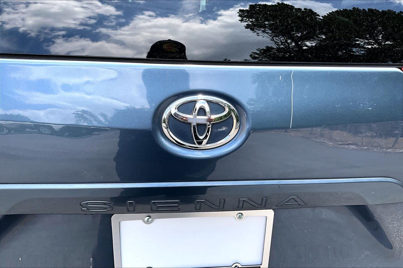 Used 2015 Shoreline Blue Pearl Toyota XLE image 31